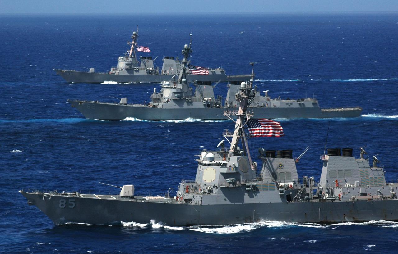 سفينة أمريكية في طريقها لاعتراض شحنة سلاح إيرانية لليمن