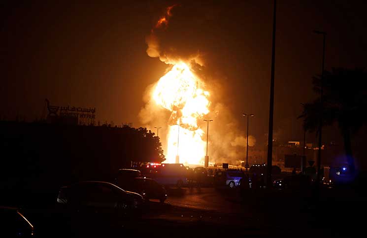 البحرين تقول إن حريق أنبوب النفط نجم عن “عمل إرهابي” وتلمح لتورط إيران