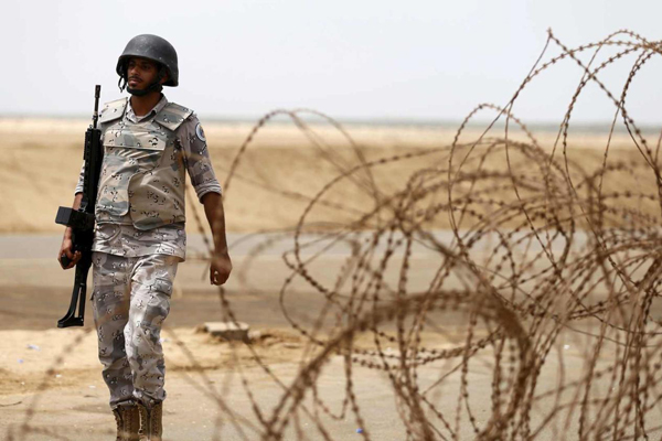 استشهاد جنديين سعوديين بانفجار لغم وإطلاق قذائف من اليمن