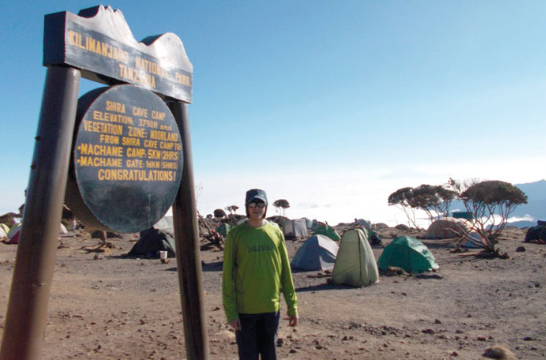 علي الشنار.. أصغر إماراتي يصل لقمة كليمنجارو في أفريقيا