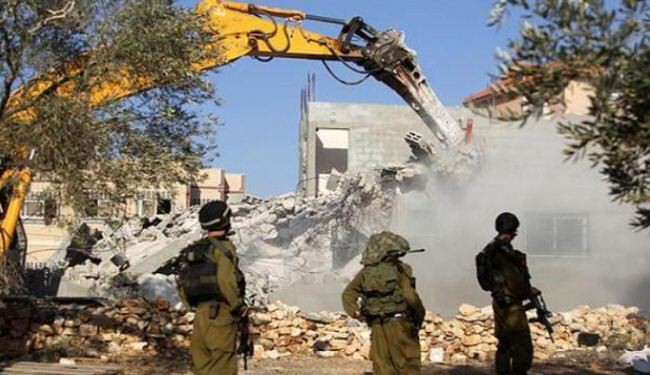 الاحتلال الإسرائيلي يهدم بيوت 3 شهداء ويغلق منزلا رابعا