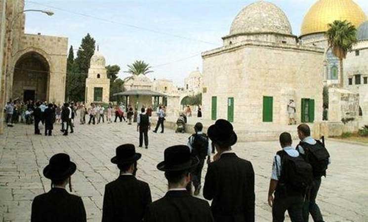 مستوطنون يهود يقتحمون المسجد الأقصى ويؤدون طقوساً تلمودية