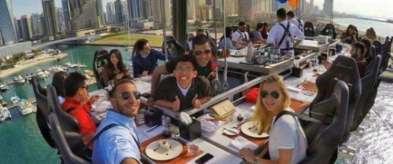 مطعم في دبي يمنحك وجبة على طاولة "بين السماء والأرض"