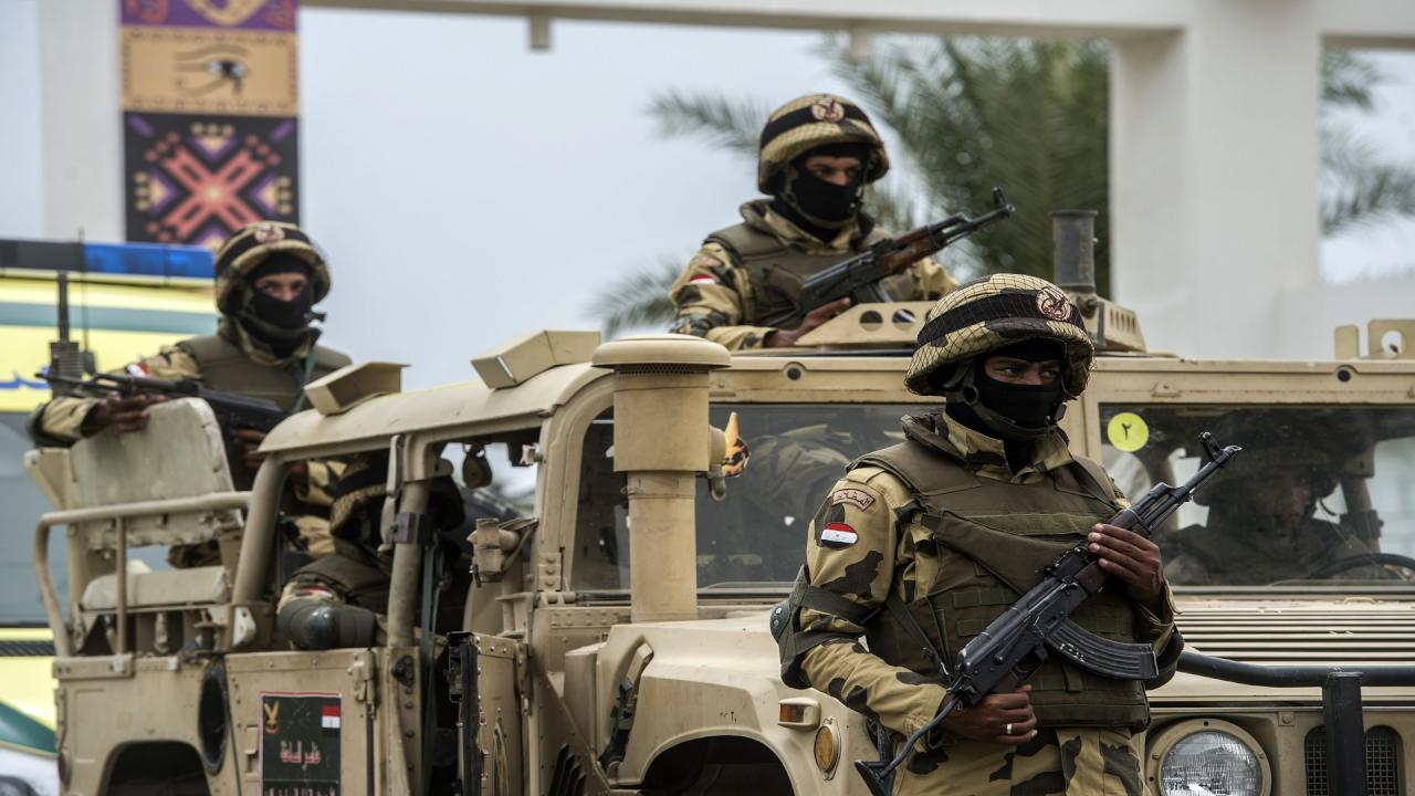 مقتل 5 جنود مصريين برصاص مسلحين وسط سيناء