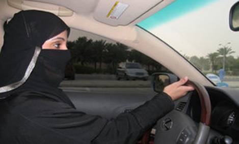 تحرير مخالفة بحق سعودية لقيادتها سيارة بالرياض
