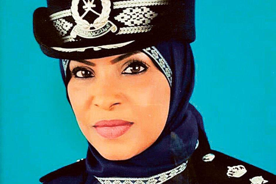 "الحمبصية".. أول امرأة عُمانية تقود مركز شرطة