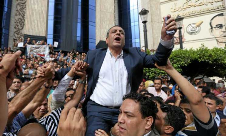 الحكم بحبس نقيب الصحافيين المصريين واثنين من أعضاء مجلس النقابة لعامين
