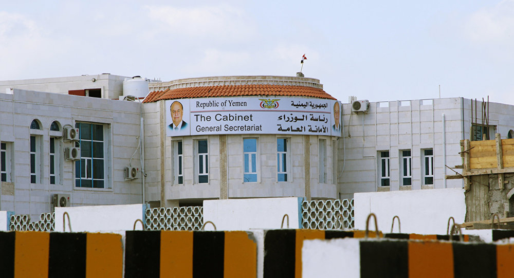 حكومة بن دغر محاصرة في القصر الرئاسي ووساطة لمغادرتها إلى الرياض