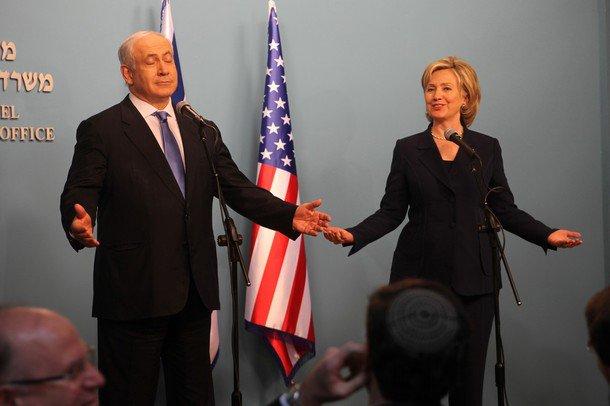 كلينتون تتعهد بالعمل بقوة لضمان تفوق "إسرائيل" عسكريا واستراتيجيا