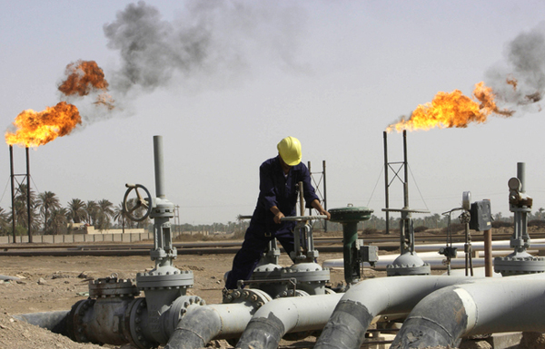 أسعار النفط تهبط من أعلى مستوى في عامين ونصف