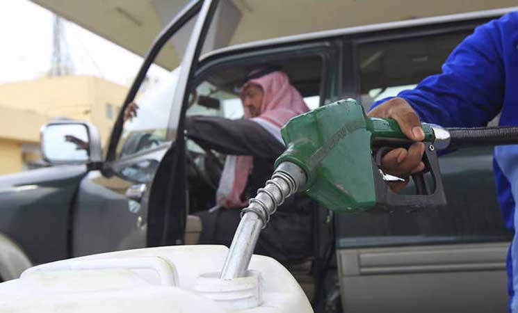 كويتيون يصفون رفع أسعار البنزين بالـ"غزو" في ذكرى احتلال بلادهم