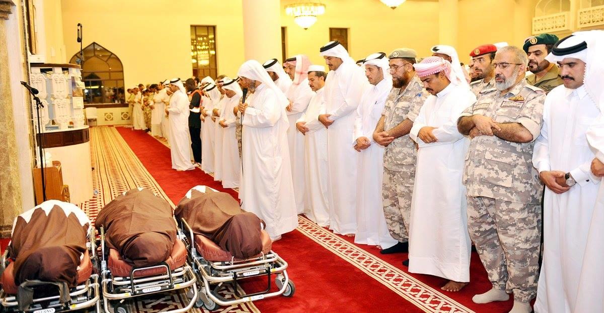 أمير قطر يتقدم جموع مشيعي جنوده الشهداء في اليمن