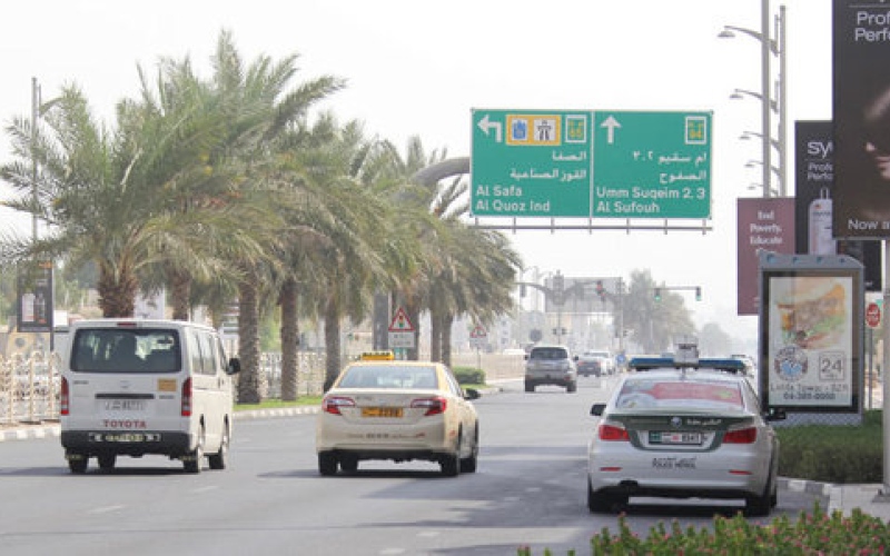 طالب مدمن يصدم 3 دوريات شرطة في دبي