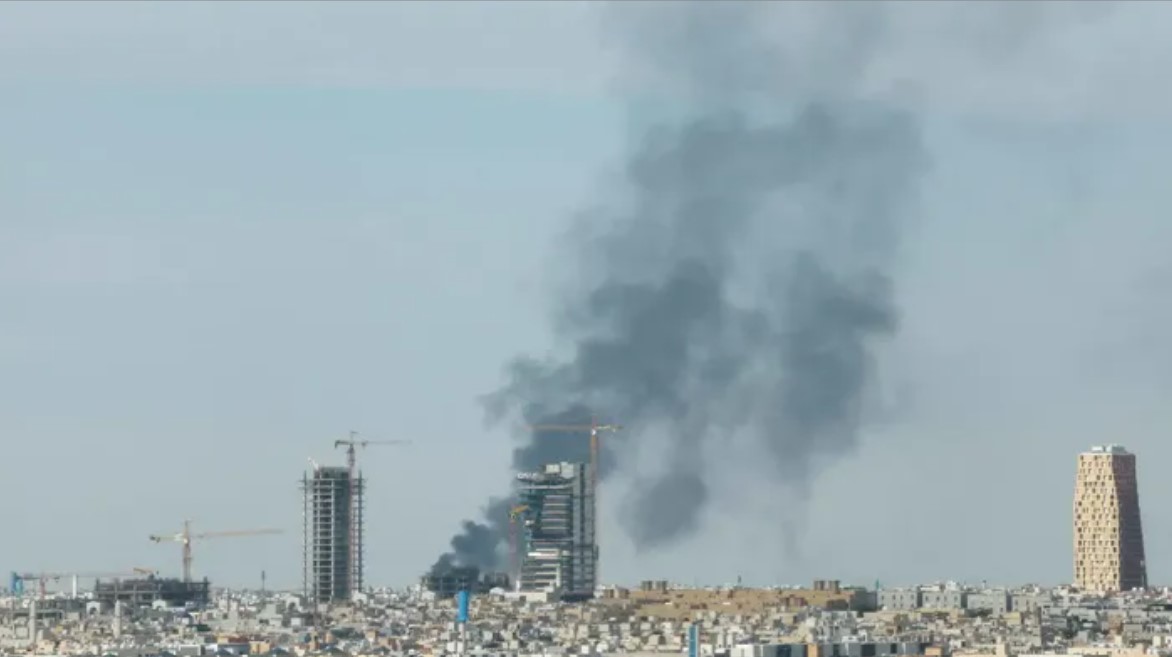 هجمات إيرانية تستهدف منشآت في أربع دول خليجية