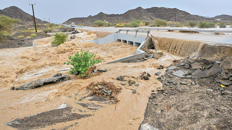 انهيارات تغلق طرقاً جبلية في رأس الخيمة والمنطقة الشرقية