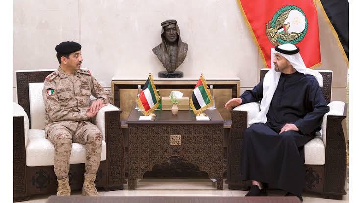 رئيس الدولة يبحث مع رئيس أركان الجيش الكويتي تعزيز التعاون العسكري