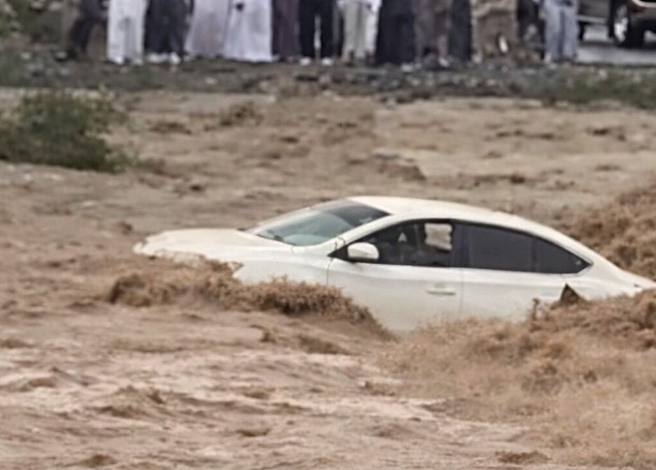 نجاة سائق من السيول في دبا.. وشرطة الفجيرة تحذر من عبور الأودية