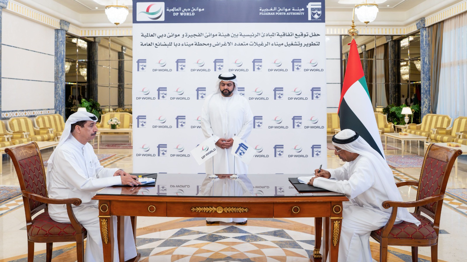 "دبي والفجيرة" توقعان اتفاقاً لإنشاء ميناءين خارج مضيق هرمز