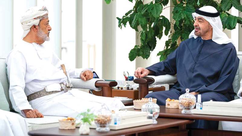 رئيس الدولة يبحث مع سلطان عُمان دعم أمن واستقرار الخليج