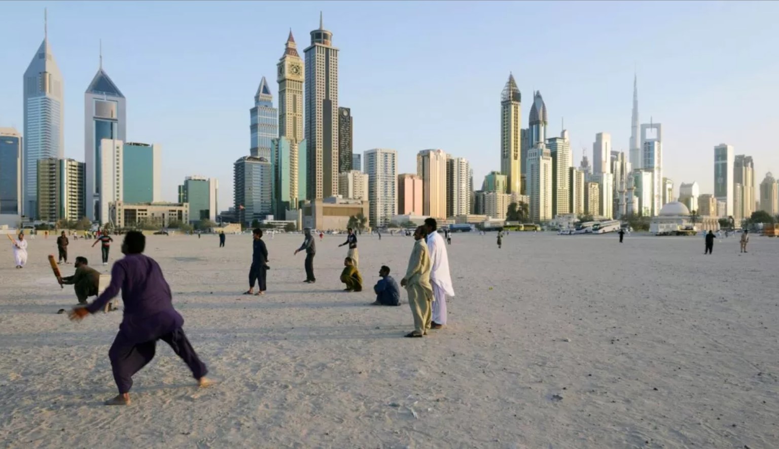 "إذا لم نعمل سنجوع".. عمال الخليج المهاجرون يخاطرون بحياتهم في ظل الحرب