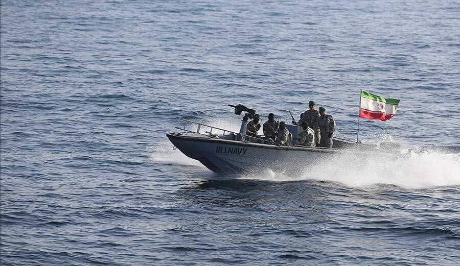 إيران تعلن عن "منطقة سيطرة بحرية" تضم مياهاً إماراتية.. وقرقاش يرد: "أضغاث أحلام"