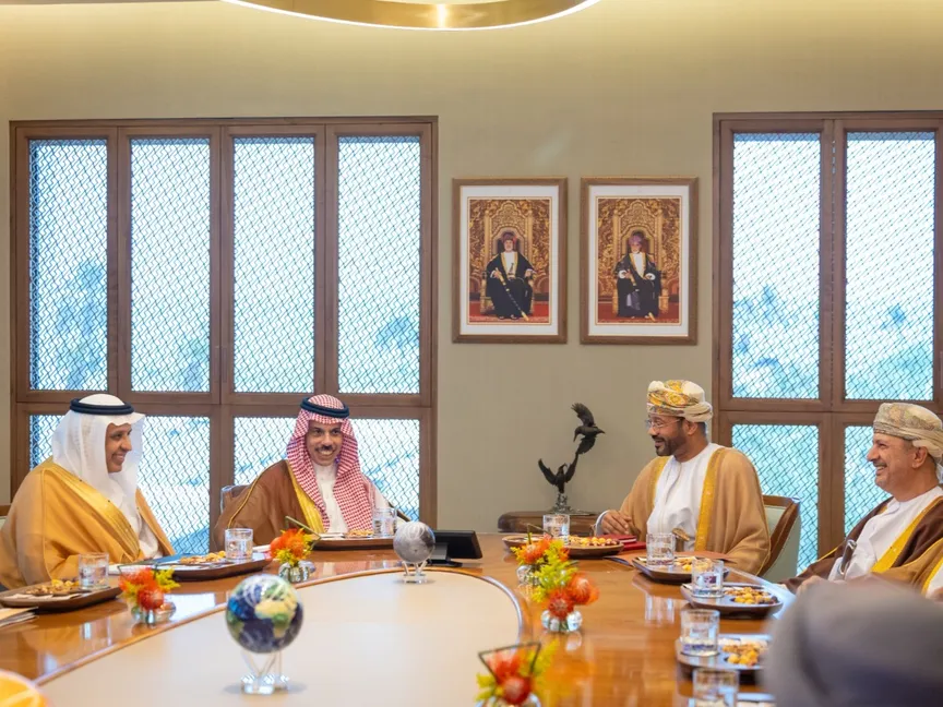 وزيرا خارجية السعودية وعُمان يناقشان تطورات مضيق هرمز وتعزيز التعاون المشترك