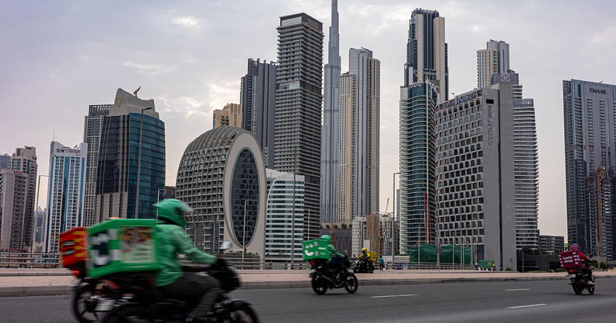 "رويترز": أثرياء آسيويون يدرسون نقل أصولهم من دبي إلى سنغافورة وهونغ كونغ