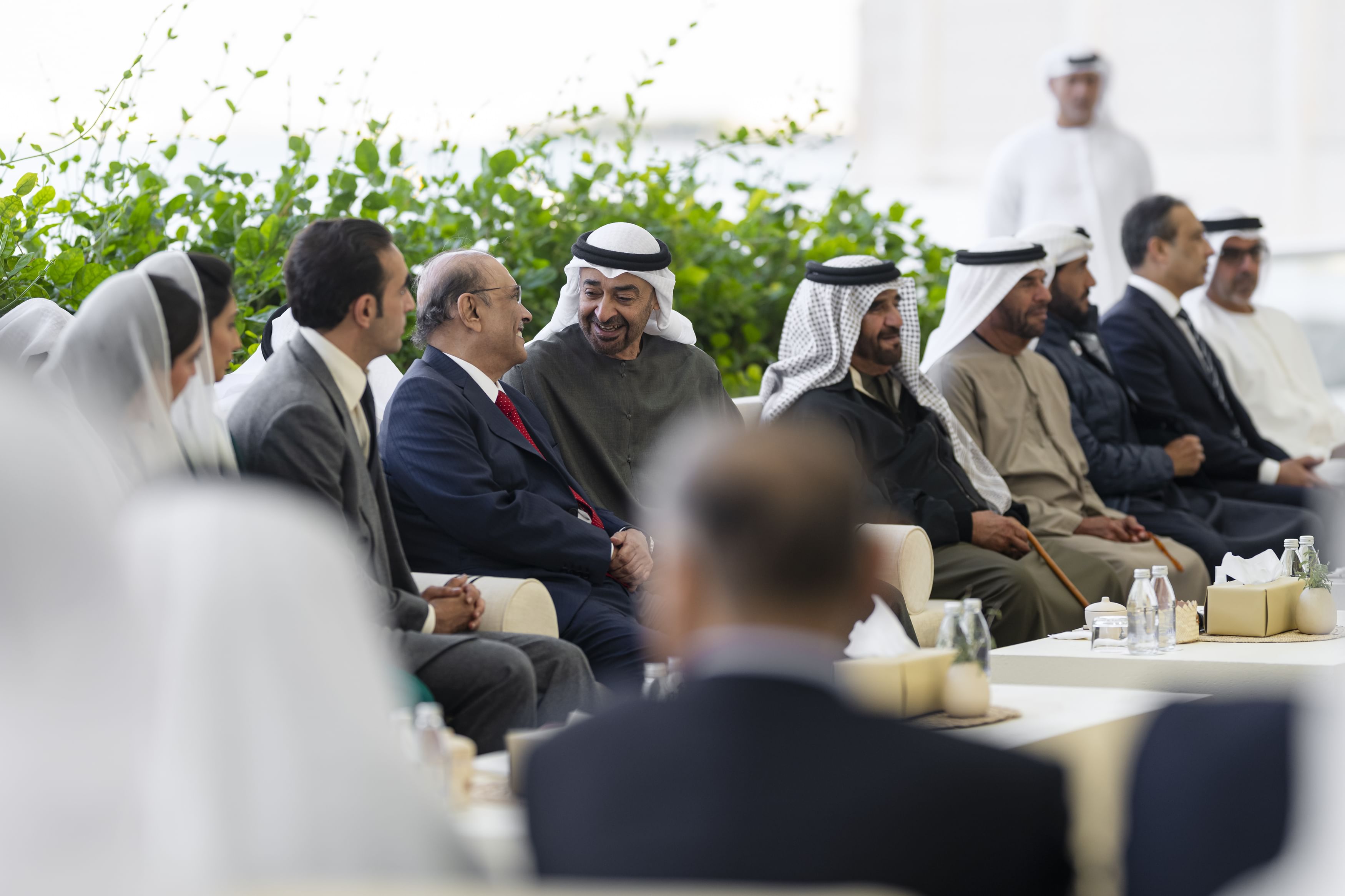 رئيس الدولة يبحث مع نظيره الباكستاني تعزيز التعاون الاقتصادي والاستثماري