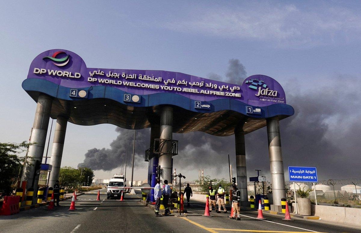 إعلام إيراني يحث على استهداف ميناء جبل علي ردا على القصف الأمريكي