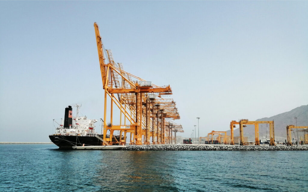 إيران تستهدف ميناء خورفكان بالشارقة وبلاغ عن سقوط شظايا قرب السفن