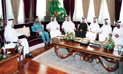 سيف بن زايد يلتقي ضباطاً بعد اجتيازهم  لبرنامج تأهيل القضاة