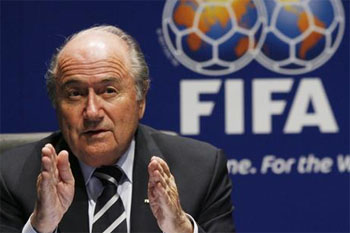 بلاتر يدعم إقامة مونديال قطر في الشتاء 