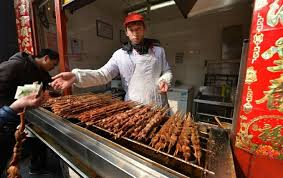 الصين تغلق أكشاك الشواء لمواجهة التلوث