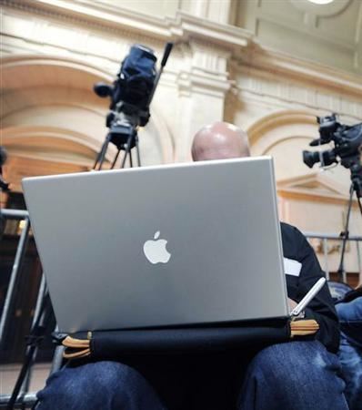 أميركي يطالب بالزواج من حاسوب