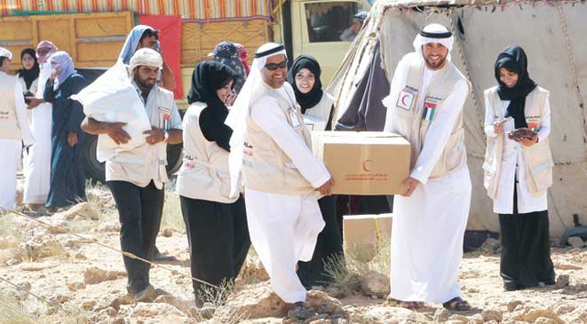 الهلال الأحمر توزع 1200 طرد إغاثي على المتضررين في غزة