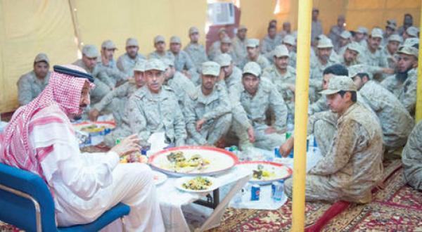 ولي العهد السعودي يتفقد الحدود السعودية مع العراق