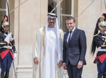 محمد بن زايد يتلقى اتصالاً هاتفياً من الرئيس الفرنسي