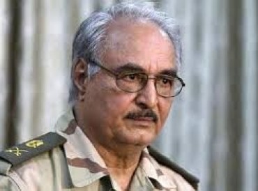 رويترز: أبوظبي تدعم حفتر للوصول للسلطة في ليبيا